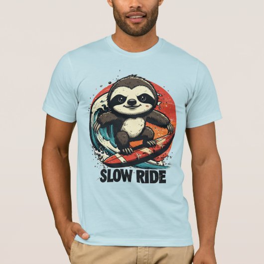 Surfing Sloth Gifts – “Slow Ride” Retro Sunset Tシャツ (正面)