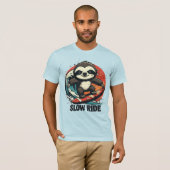 Surfing Sloth Gifts – “Slow Ride” Retro Sunset Tシャツ (正面フル)