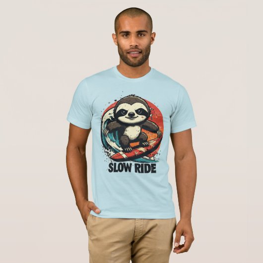Surfing Sloth Gifts – “Slow Ride” Retro Sunset Tシャツ (正面フル)