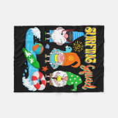 Surfing Squad Three Gnomes Hawaiian Surfing Summer フリースブランケット (正面(横))