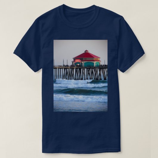 Surfing the Huntington Beach Pier Tシャツ (デザイン正面)