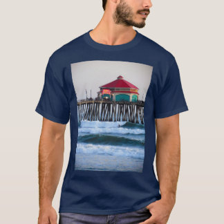Surfing the Huntington Beach Pier Tシャツ