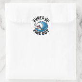 Surf's Up, Fins Out - クールサーフィンデザイン ラウンドシール (バッグ)