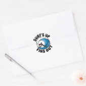 Surf's Up, Fins Out - クールサーフィンデザイン ラウンドシール (封筒)