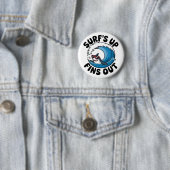 Surf's Up, Fins Out - クールサーフィンデザイン 缶バッジ (インサイチュ)