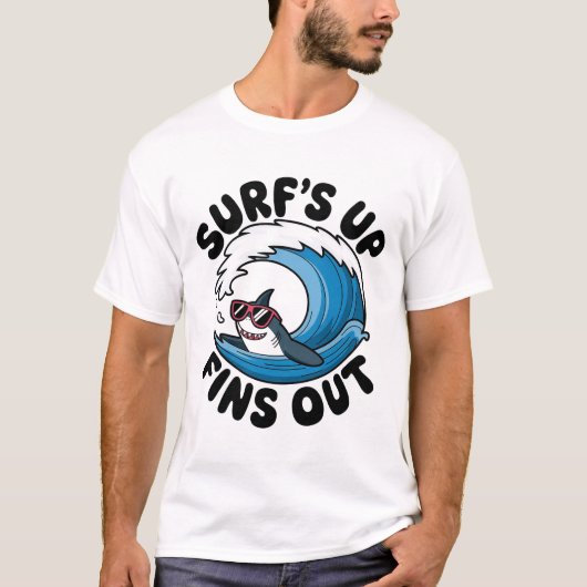 Surf's Up, Fins Out - クールサーフィンデザイン Tシャツ (正面)