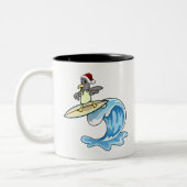Surfs Up Surfing Seagull with Santa Hat ツートーンマグカップ (左)