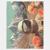 Surreal Astronaut In Flower Field フリースブランケット (正面)