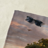 Surreal Floating Islands With Waterfalls ビーチタオル (インサイチュ)