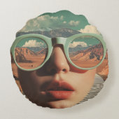 Surreal Portrait With Glasses Reflecting Desert ラウンドクッション (裏面)