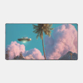 Surreal UFO and Palm Tree Mountain Scene デスクマット (正面)