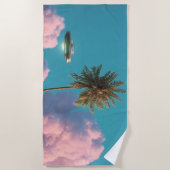 Surreal UFO and Palm Tree Mountain Scene ビーチタオル (正面)