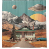 Surreal UFO Over Rustic House シャワーカーテン (正面)