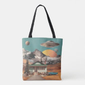 Surreal UFO Over Rustic House トートバッグ (裏面)