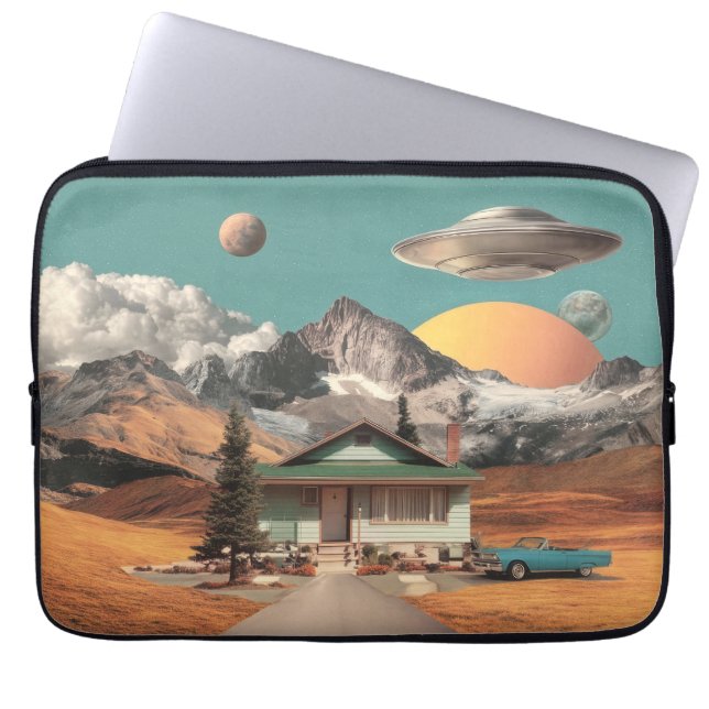 Surreal UFO Over Rustic House ラップトップスリーブ (正面)