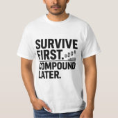 Survive First, Compound Later — Trader Mindset Des Tシャツ (正面)