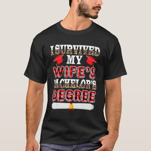 Survived My Wife's Bachelor's Degree Funny Graduat Tシャツ (正面)