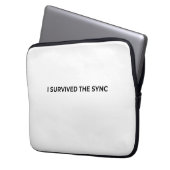 Survived The Sync Minimalist Professional  ラップトップスリーブ (正面左)