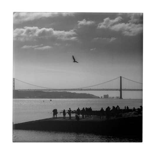 Suspension Bridge in Lisbon Black and White Photo タイル (正面)
