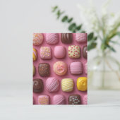 Süße bunte Pralinen Valentinstag ポストカード (スタンド正面)