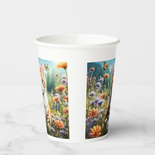 Süße Katze in einer Blumenwiese 紙コップ (左)