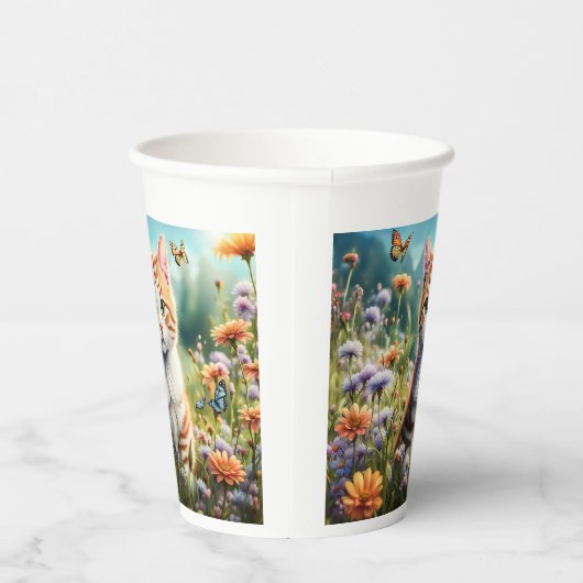 Süße Katze in einer Blumenwiese 紙コップ (右)