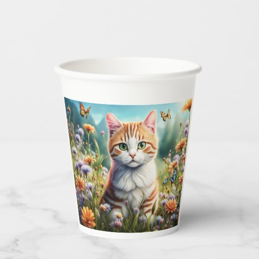 Süße Katze in einer Blumenwiese 紙コップ (正面)