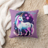 süßes Einhorn vor einem funkelnden Sternenhimmel クッション (ブランケット)