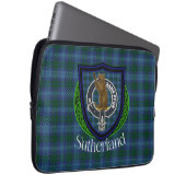 Sutherland Scottish Clan Tartan and Crest ラップトップスリーブ (正面右)