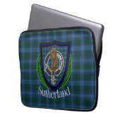 Sutherland Scottish Clan Tartan and Crest ラップトップスリーブ (正面左)