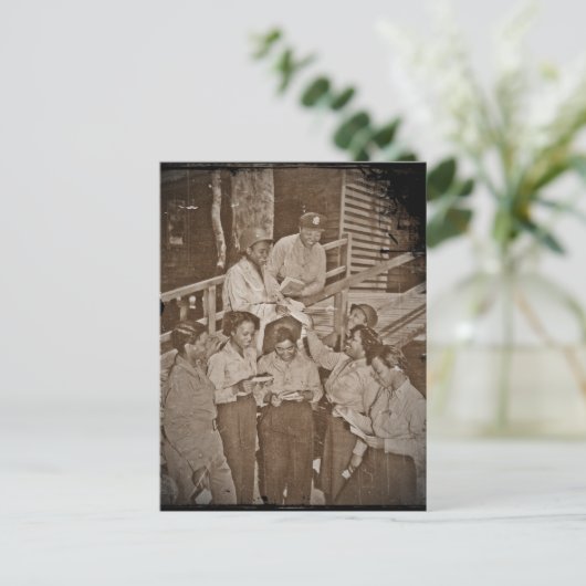 SW PacificのナースGetting Mail ポストカード (スタンド正面)