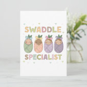 Swaddle Specialist Pastel Baby Illustration 招待状 (スタンド正面)