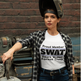 「SWATおもしろい：トランプ頭が切れるに対する女性」 Tシャツ