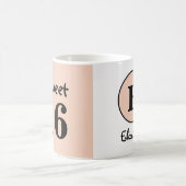 Sweet 16 モノグラム 名前 ピーチ コーヒーマグカップ (中央)