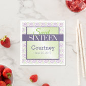Sweet 16 誕生日 紫色の花と緑 スタンダードカクテルナプキン (インサイチュ)