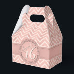 Sweet 16th Birthday Party Pink Chevron Thank You フェイバーボックス<br><div class="desc">甘いスタイリッシュ16のパーソナライズされた誕生日パーティーの装飾にかわいらしtouchを追加しスタイリッシュて感謝してい、お気に入りの箱。デザインはガーリー赤面ピンクとダークグレーのフォントをトレンディーバラの金ゴールドホイルモダンのシボロンのジグザグパタフェイクーンの背景に搭載。文字は円の中シンプルでカスタマイズす。これらのエレガント好意は、sweet sixteenお祝いにシックな追加を行う。</div>