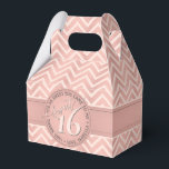 Sweet 16th Birthday Party Pink Chevron Thank You フェイバーボックス<br><div class="desc">甘いスタイリッシュ16のパーソナライズされた誕生日パーティーの装飾にかわいらしtouchを追加しスタイリッシュて感謝してい、お気に入りの箱。デザインはガーリー赤面ピンクとダークグレーのフォントをトレンディーバラの金ゴールドホイルモダンのシボロンのジグザグパタフェイクーンの背景に搭載。文字は円の中シンプルでカスタマイズす。これらのエレガント好意は、sweet sixteenお祝いにシックな追加を行う。</div>