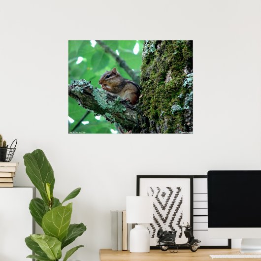 Sweet Chipmunk in a Tree Poster ポスター (ホームオフィス)