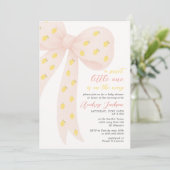 Sweet Little Lemon Pink Coquette Bow Baby Shower 招待状 (スタンド正面)