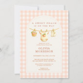 Sweet Little Peach Clothesline Gingham Baby Shower 招待状 (正面)