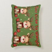 Sweet Reindeer Pair in Holiday Snowfall アクセントクッション (正面(垂直))