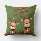 Sweet Reindeer Pair in Holiday Snowfall クッション (正面)