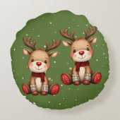 Sweet Reindeer Pair in Holiday Snowfall ラウンドクッション (裏面)