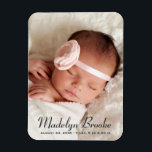 Sweet Script Baby Girl Photo Birth Announcement マグネット<br><div class="desc">誕生発表磁石は、ポートレート生まれたばかりの写真とシックな名シンプル前と誕生統計オーバーレイデザインを備えている。婚約写真と文字カスタムでパーソナライズ木炭ブラック文字色を変更できる。</div>