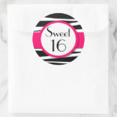 Sweet sixteenのピンクのシマウマの棒つきキャンデーの招待状の前部 ラウンドシール (バッグ)
