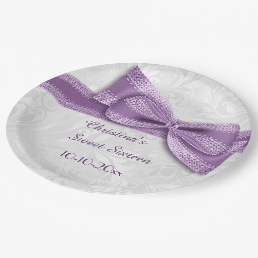 Sweet sixteenの紫色のダマスク織およびフェイクな弓 ペーパープレート (アングル)