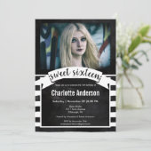 Sweet sixteenシャルボード白黒ストライプ写真 招待状 (スタンド正面)