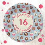 Sweet sixteenチョコレートキャンディ誕生日 ペーパープレート<br><div class="desc">甘いお菓子や誘惑に満ちたおいしいチョコレートとキャンディ菓子のパターン！誕生日パーティーや任意の年齢に最適。名カスタマイズ前、年齢、背景色を変更。</div>