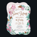 Sweet sixteenフローラグレームピンク16th誕生日パーティー 招待状<br><div class="desc">上品なロマンチックな甘い16シックな招待テンプレート澄んを、赤面ピンクのマグノリアの花とセージ緑とミントの青いユーカリの葉と離れグリッターと銅のタイポグラフィのスクリプトを含む白い（編集可能な）背景にお洒落。           自分の詳細でパーソナライズ！                      招待はトレンディーフローラ春や夏の屋外ガーデンや裏庭のガラス16thバースデーパーティに適していエレガントる。</div>
