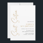 Sweet sixteenホワイトおよび金ゴールドスクリプト16誕生日 招待状<br><div class="desc">そしてモダン手書きのスクリプトと風通しの良い16招待状。タイプベースのデザインとフェイク金ゴールドアクセント。注意：金ゴールド効果はグラフィックで複製さ高品質れる。箔実在は使用しない。</div>